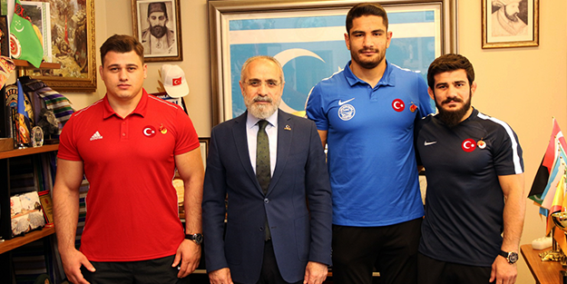 Şampiyon güreşçilere bir altın da Yerli Düşünce'den