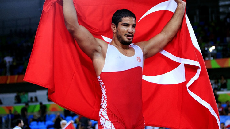 Şampiyon güreşçimizin adı o spor salonuna verildi!