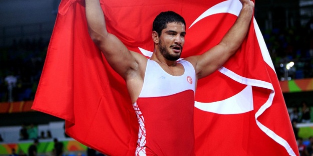 Şampiyon güreşçimizin adı spor salonuna verildi!