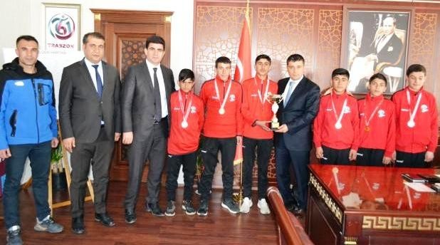 Şampiyon krosçulardan Kaymakam Mehmetbeyoğlu’na ziyaret 