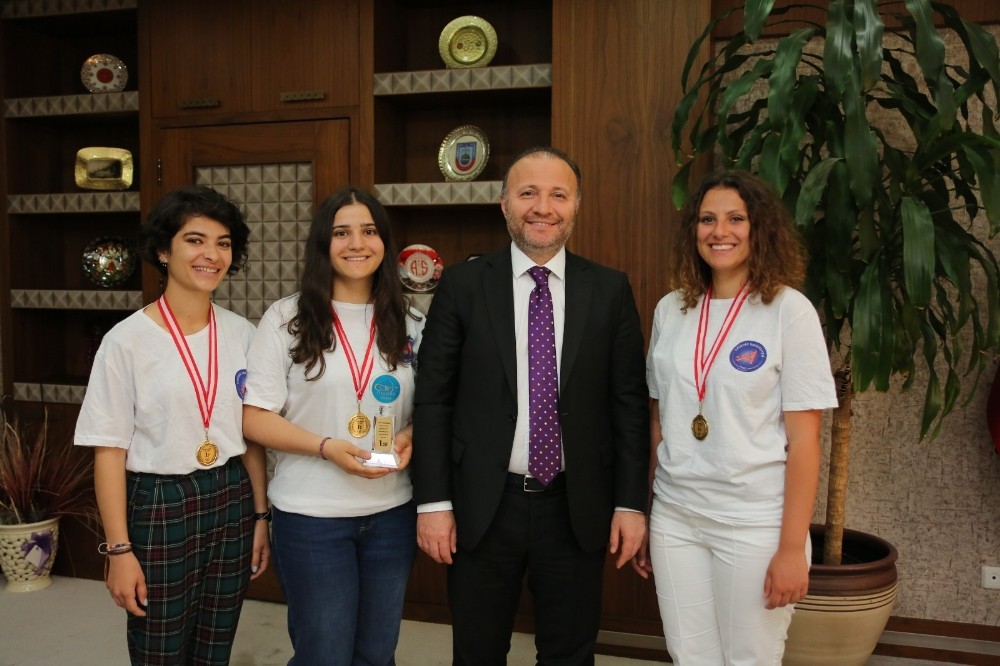 Şampiyon okçulardan Rektör Ünal’a ziyaret 