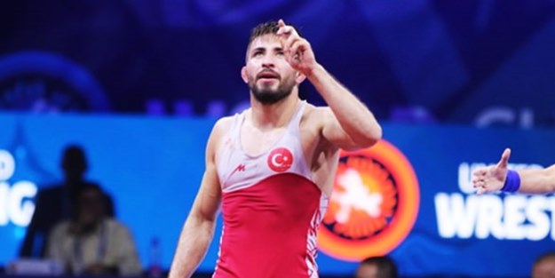 Şampiyon oldu: Milli güreşçi Avrupa'yı yere serdi!