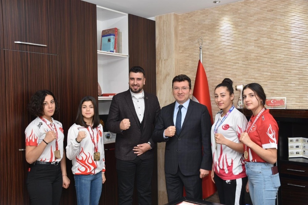 Şampiyon sporcular Kaymakam Şahin’i ziyaret etti 