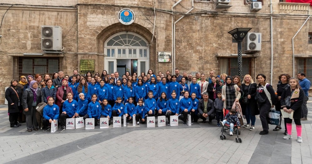 Şampiyon sporcular kupalarını Başkan Seçer’e sundu 