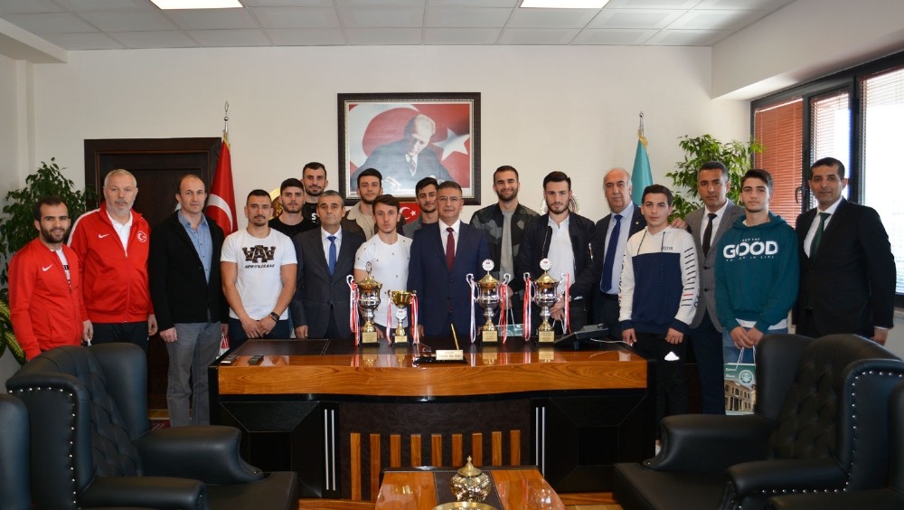 Şampiyon Sporcular Rektörle Buluştu 