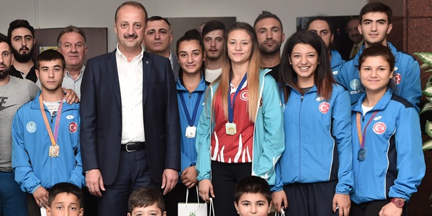 Şampiyon sporculardan Akgül’e ziyaret