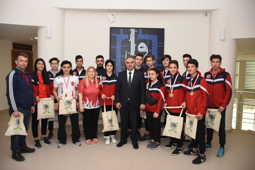 Şampiyon sporculardan Başkan Ay’a ziyaret 