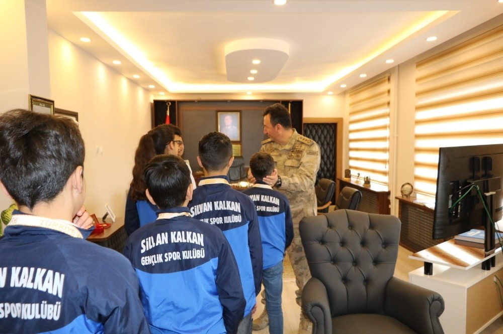 Şampiyon sporculardan Jandarma Komando Alay Komutanı Süslü’ye ziyaret 