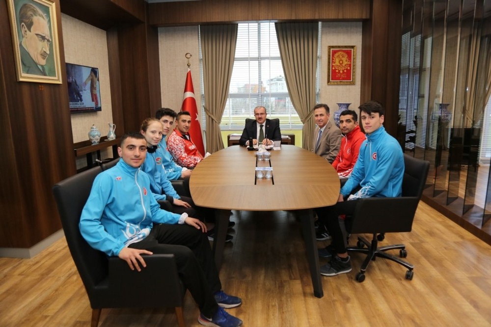Şampiyon sporculardan Vali Toraman’a ziyaret 