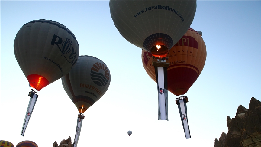 Şampiyon takım Beşiktaş bayrakları Kapadokya semalarında süzüldü