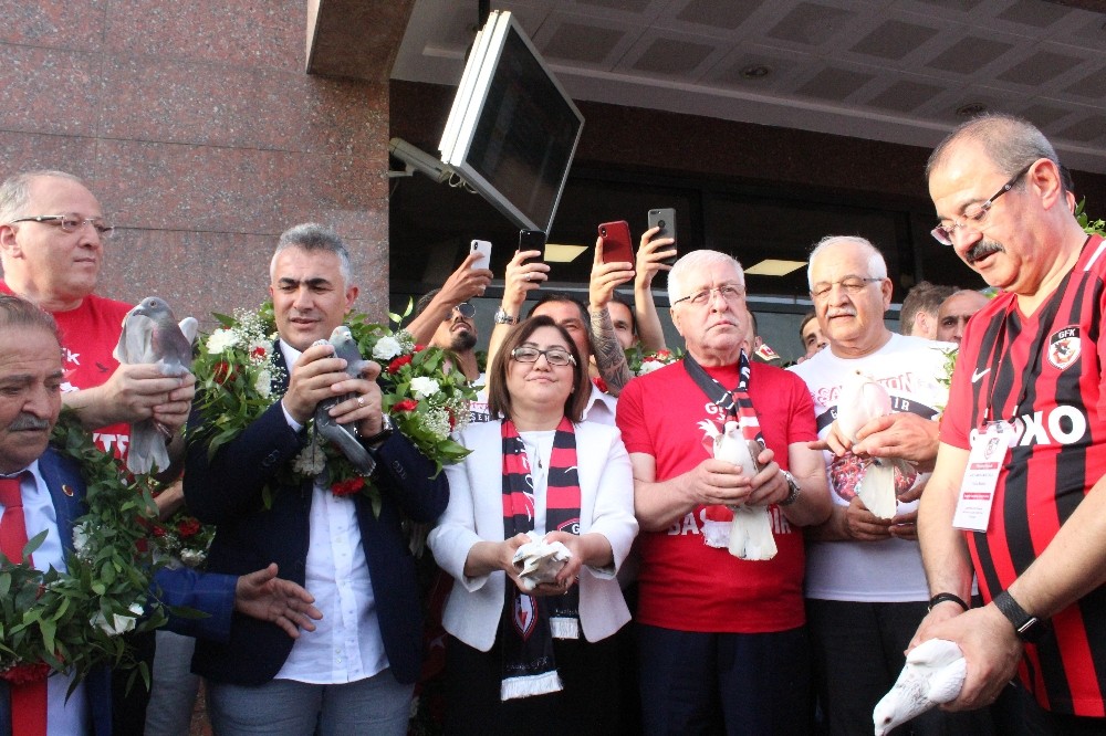 Şampiyon takım coşkuyla karşılandı 