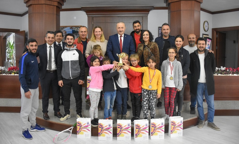 Şampiyon tenisçilerden Başkan Atabay’a ziyaret 