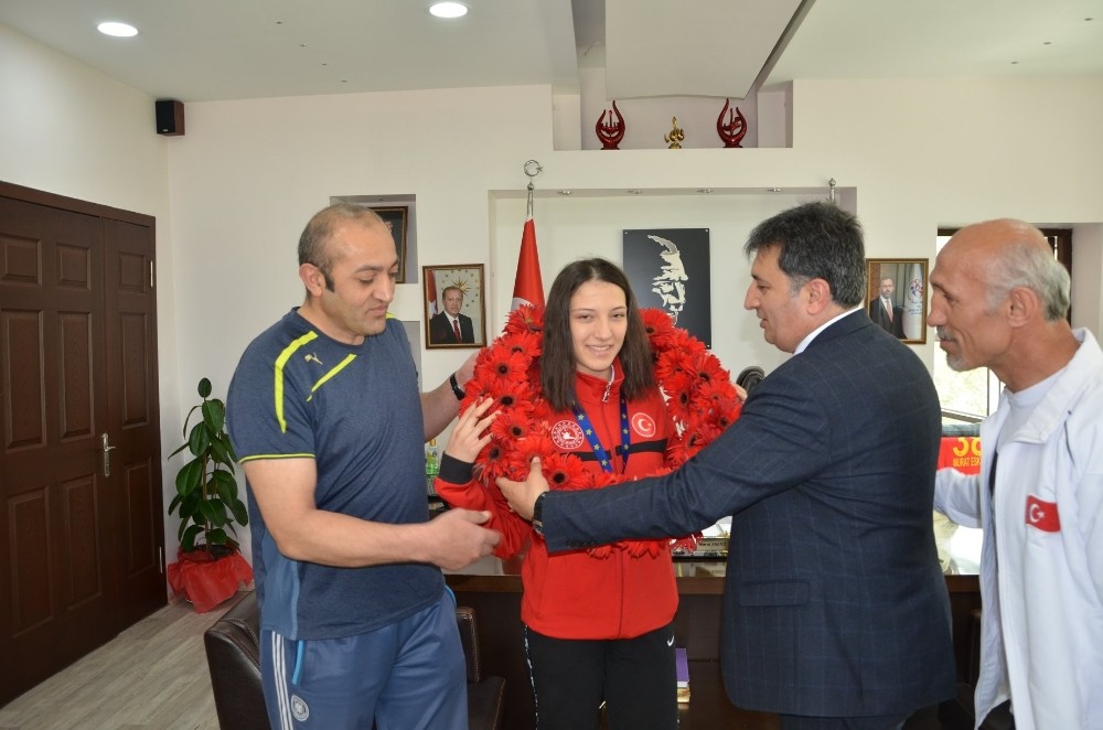 Şampiyondan Eskici’ye ziyaret 