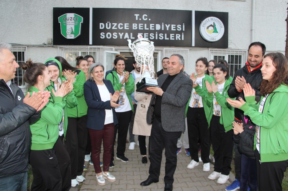 Şampiyonlar büyük coşku ile karşılandı 
