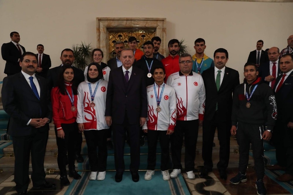 Şampiyonlar Cumhurbaşkanı Erdoğan’la buluştu 