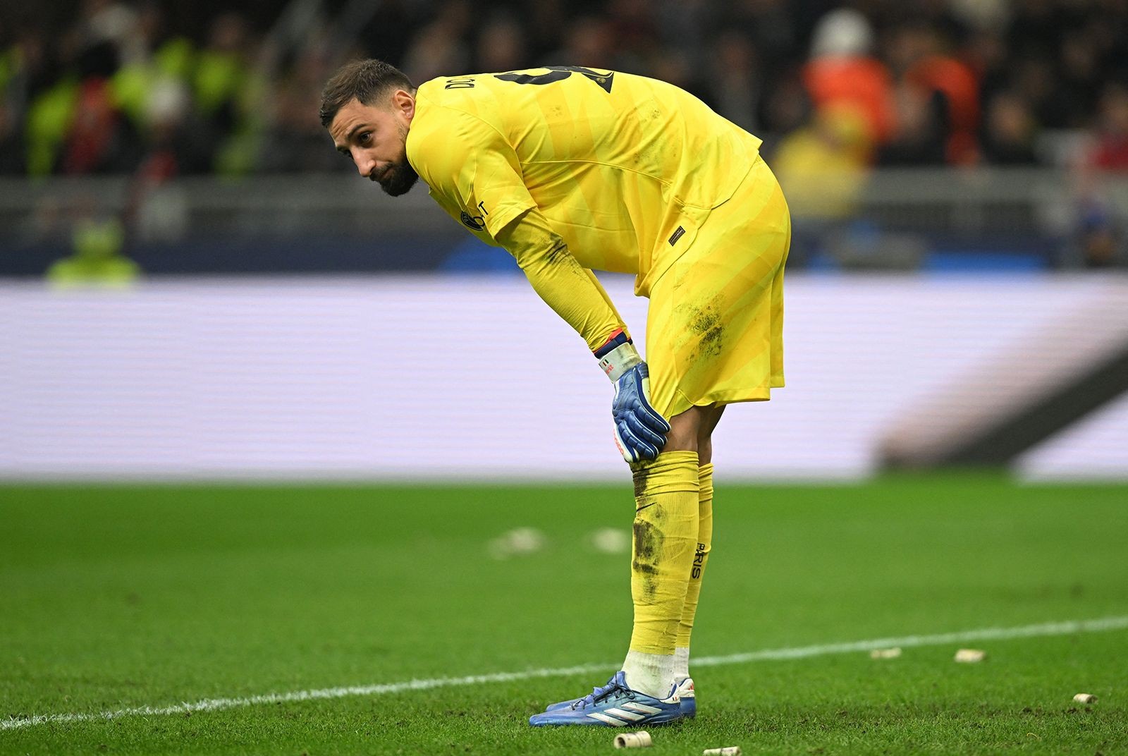 Şampiyonlar Ligi'nde görülmemiş olay! Sahaya para yağdırdılar