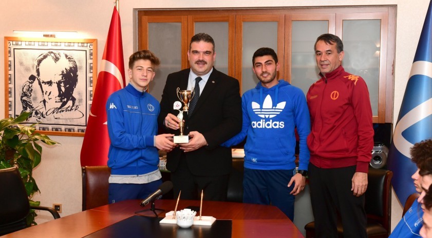Şampiyonlar Rektör Çomaklı’yı ziyaret etti 