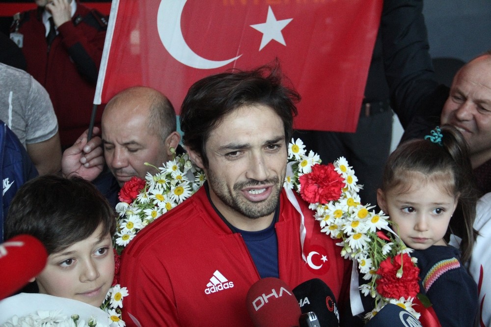 Şampiyonlara coşkulu karşılama 