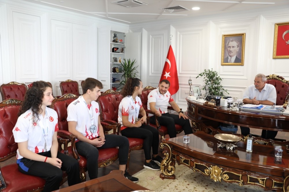Şampiyonlardan Demirtaş’a teşekkür ziyareti 
