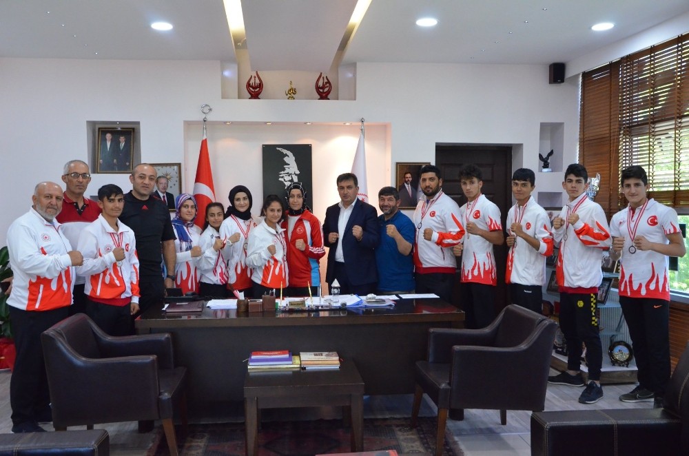 Şampiyonlardan Eskici’ye ziyaret 