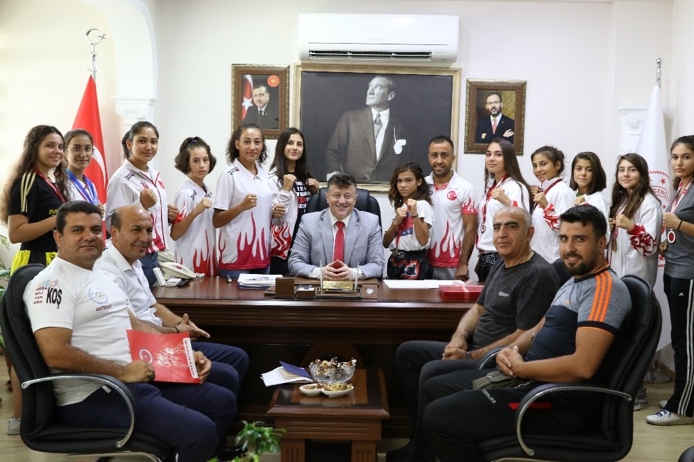 Şampiyonlardan İl Müdürü Fillikçioğlu’na ziyaret 