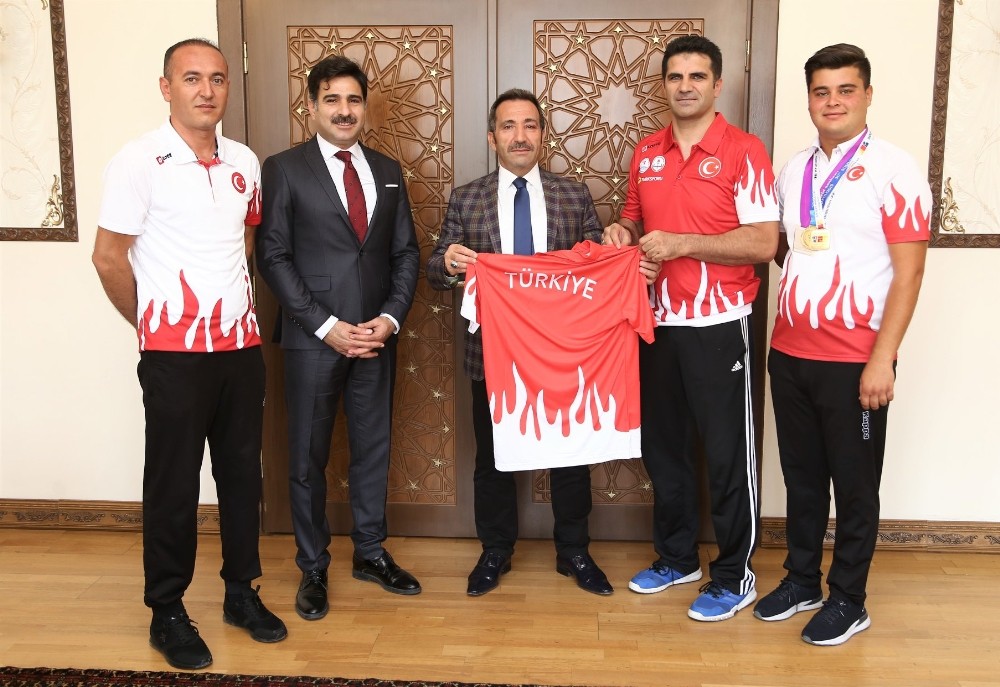 Şampiyonlardan Vali Ali Mantı’ya ziyaret 
