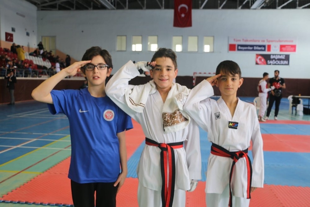 Şampiyonluğu Mehmetçiklere hediye etti 
