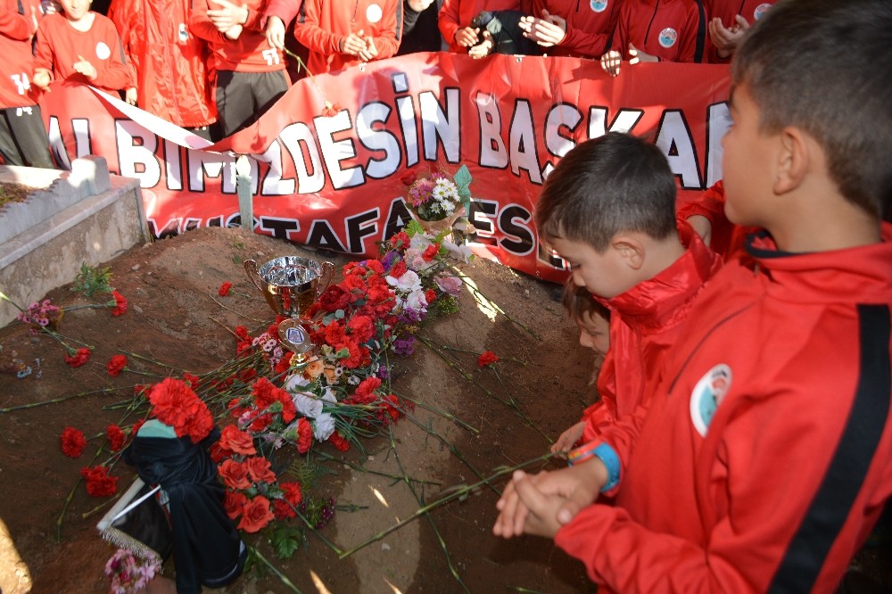 Şampiyonluk kupasını başkanlarının mezarına götürdüler 