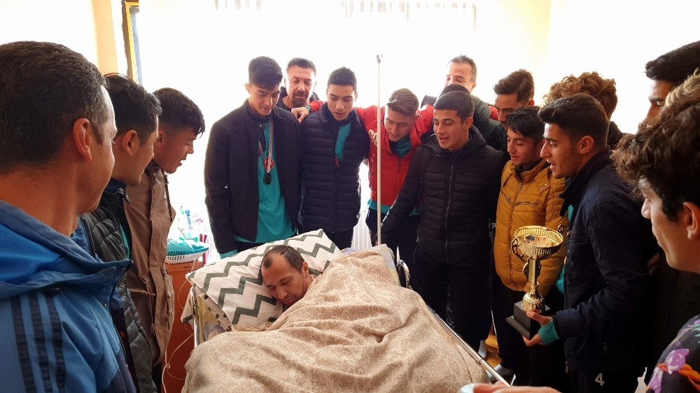 Şampiyonluk kupasını hasta öğretmenlerine götürdüler 