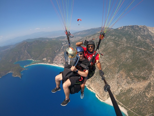 Şampiyonluk kutlamaları sürüyor! Galatasaray'ın şampiyonluk kupası göklerde süzüldü