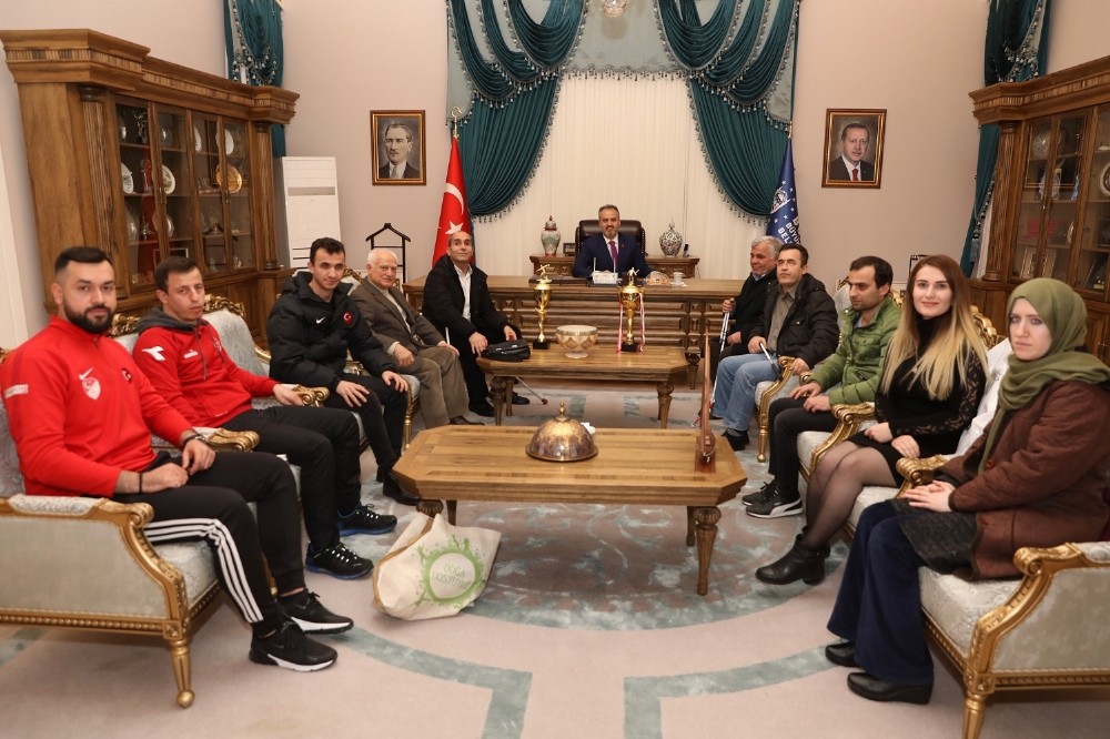 Şampiyonluk sevincini Başkan Aktaş’la paylaştılar 