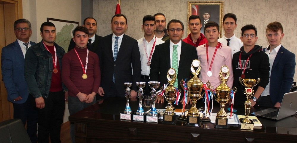 Şampiyonluk sevinçlerini Kaymakam Uçgun’la paylaştılar 