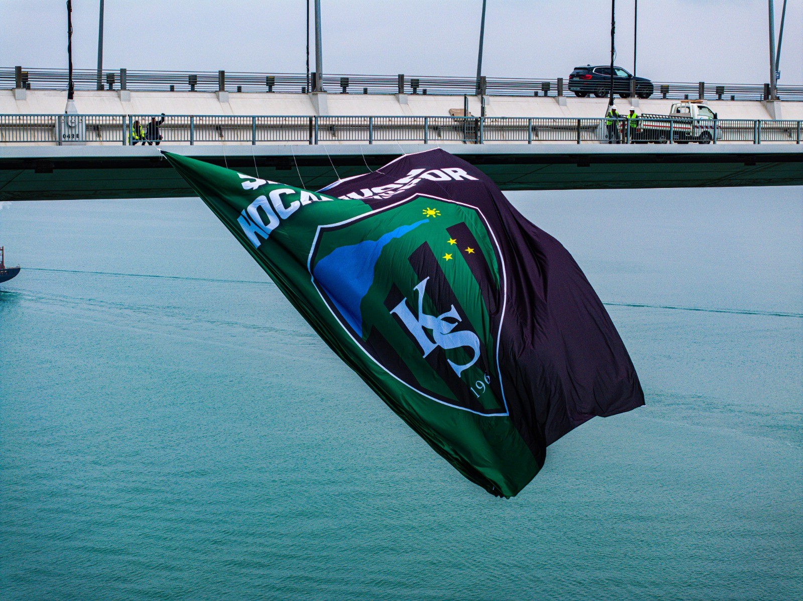 Şampiyonun bayrağı Körfez’de dalgalanıyor