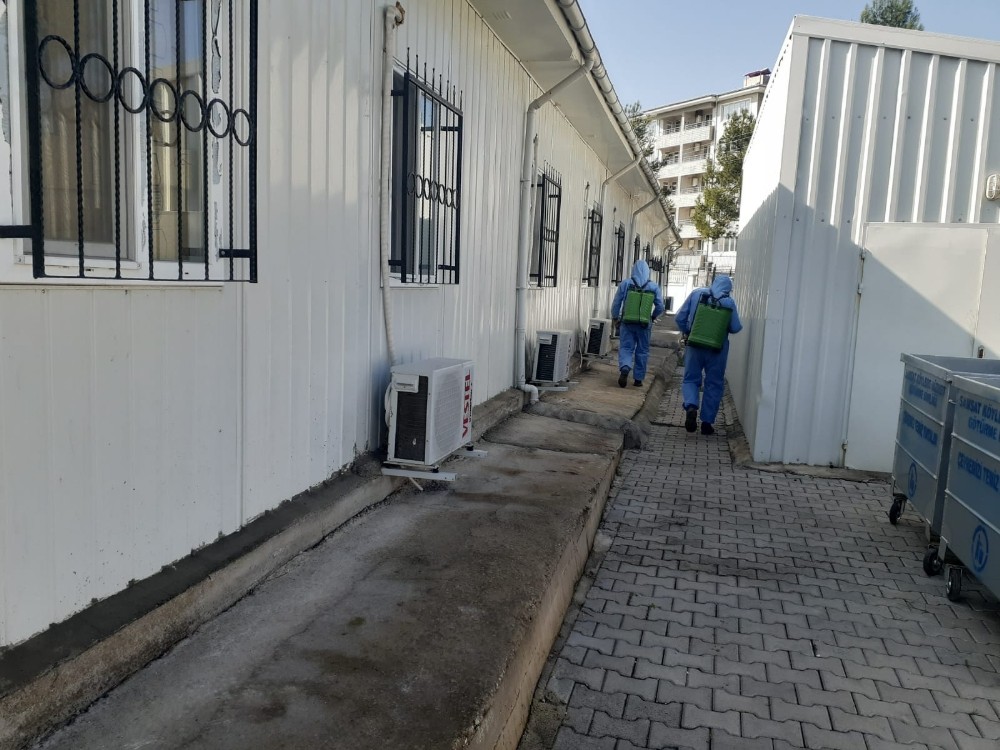 Samsat ilçesinde kamu kurumları dezenfekte ediliyor 