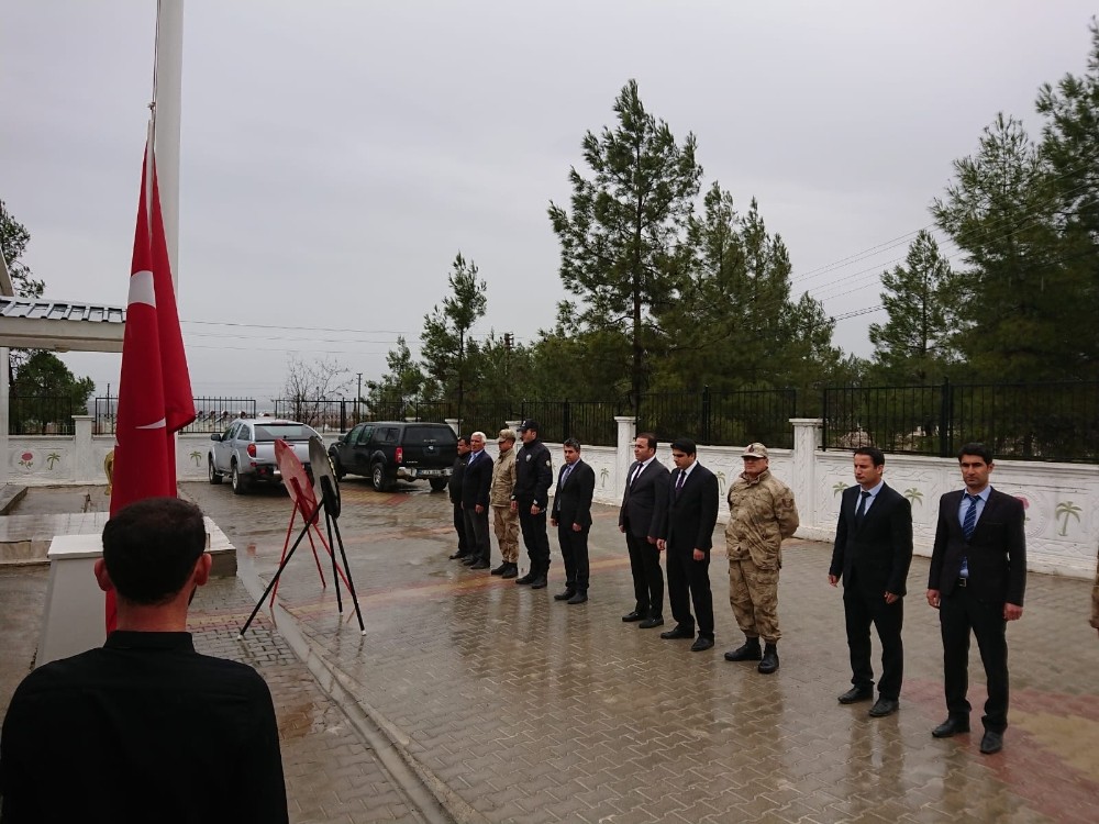 Samsat’ta 18 Mart şehitleri anma kapsamında çelenk sunumu gerçekleştirildi 