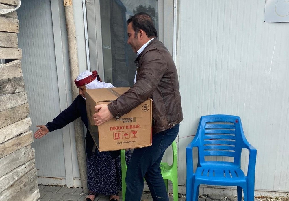 Samsat’ta depremzede vatandaşlara yardım paketleri dağıtıldı 
