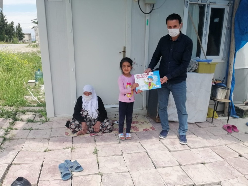 Samsat’ta evde kalan çocuklara kitap dağıtıldı 