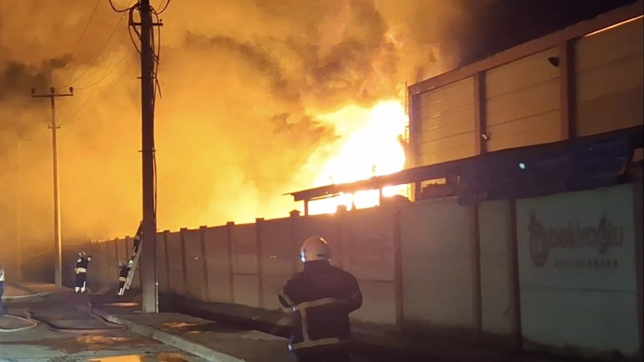 Samsun Bafra'da geri dönüşüm fabrikasında yangın çıktı