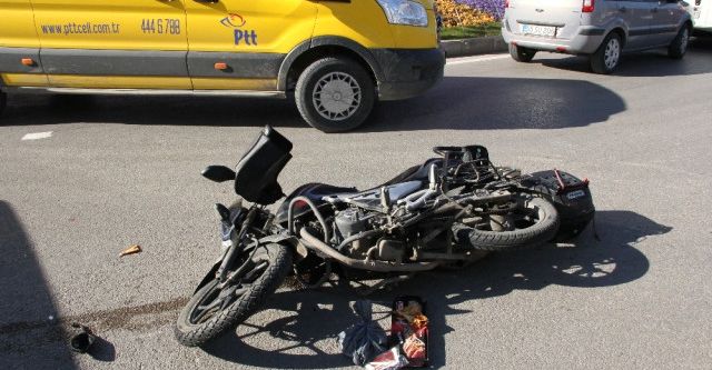 Motosiklet otomobile çarptı: 1 yaralı