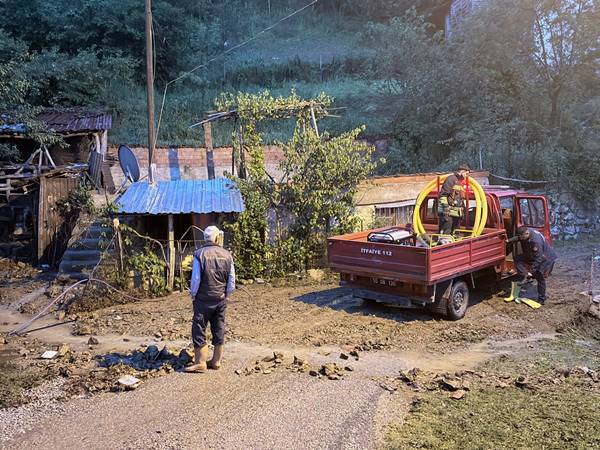 Samsun Kavak'ta sağanak yağış: Yollar dere gibi aktı