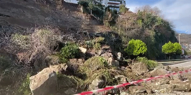 Karadeniz sahil yolunda heyelan! Yaralılar var