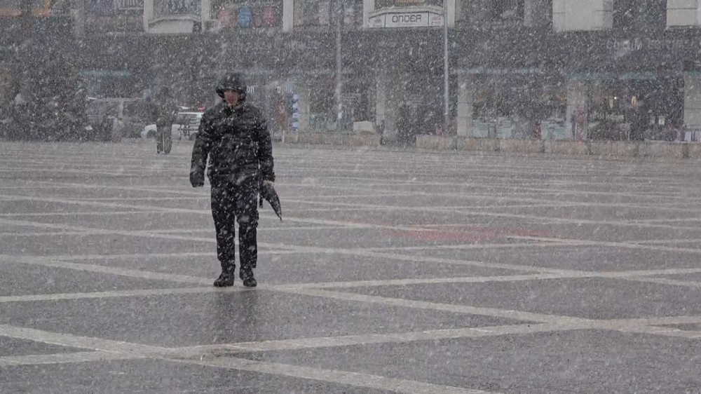 Samsun şehir merkezine mevsimin ilk karı düştü 