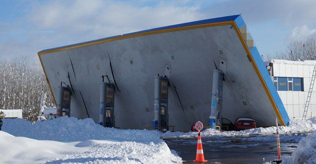 Akaryakıt istasyonunun çatısı çöktü