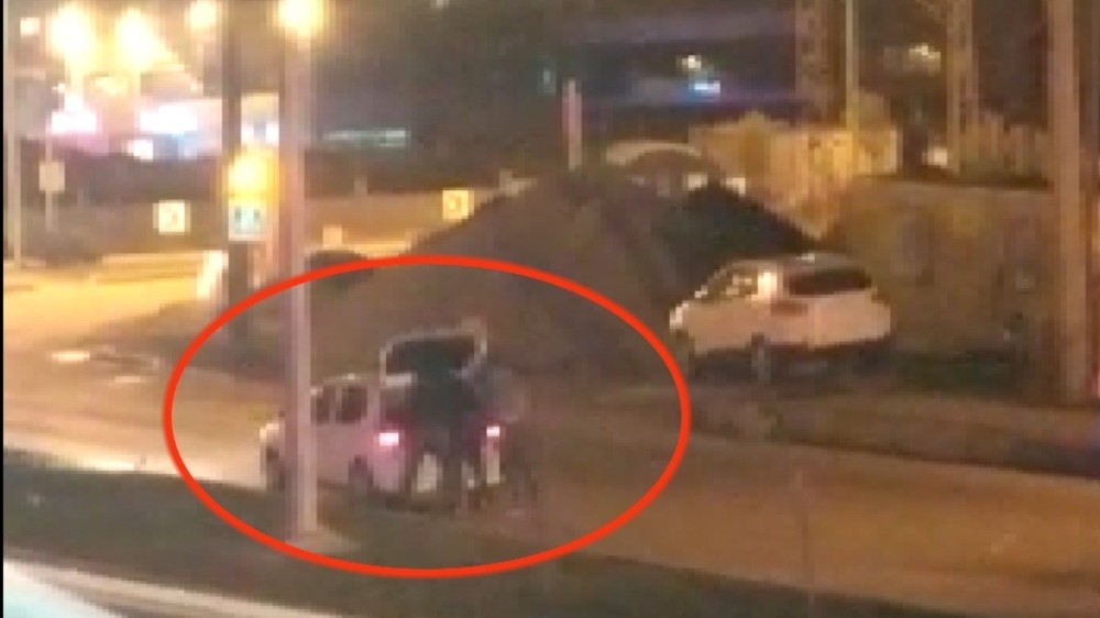 Samsun’da 2 kişi tarafından dövülerek aracın bagajına koyulan genci polis kurtardı 