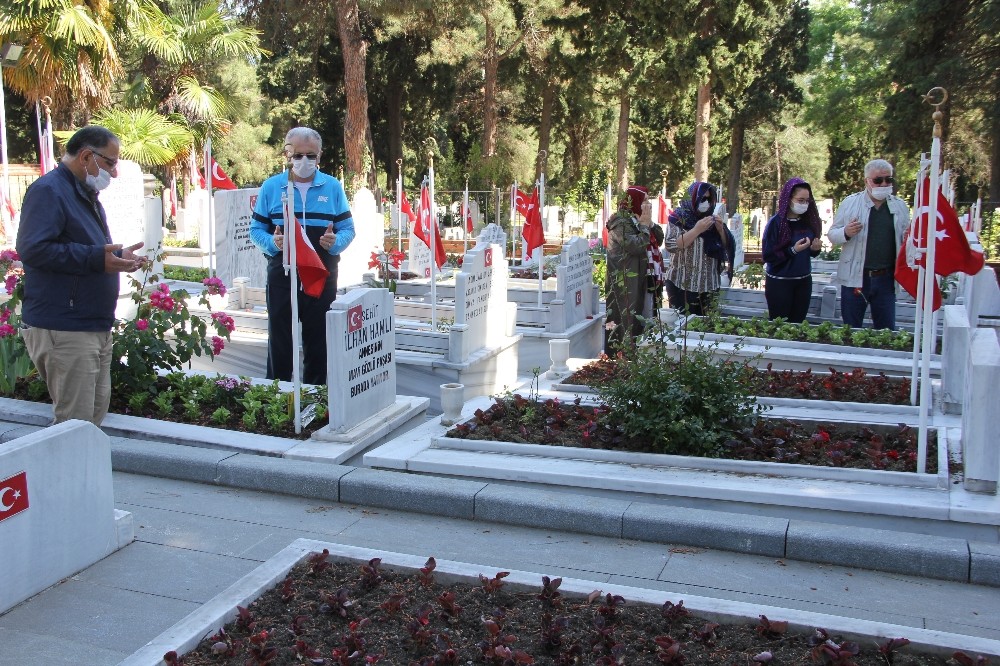 Samsun’da 65 yaş üstü vatandaşlar mezarlık ve şehitliklere akın etti 