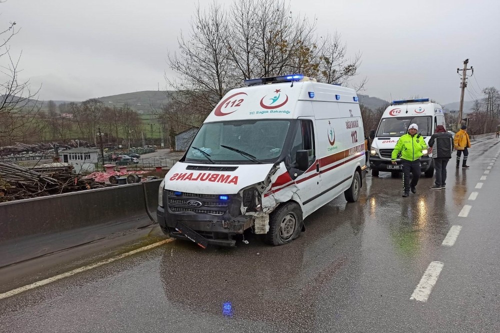 Samsun’da ambulans ile otomobil çarpıştı: 4 yaralı 