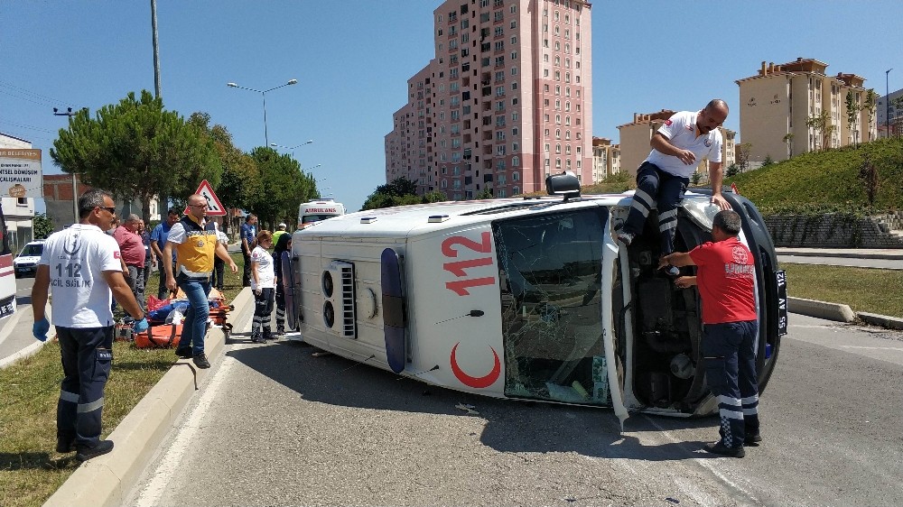 Samsun’da ambulans kaza yaptı: 2 sağlıkçı yaralandı 