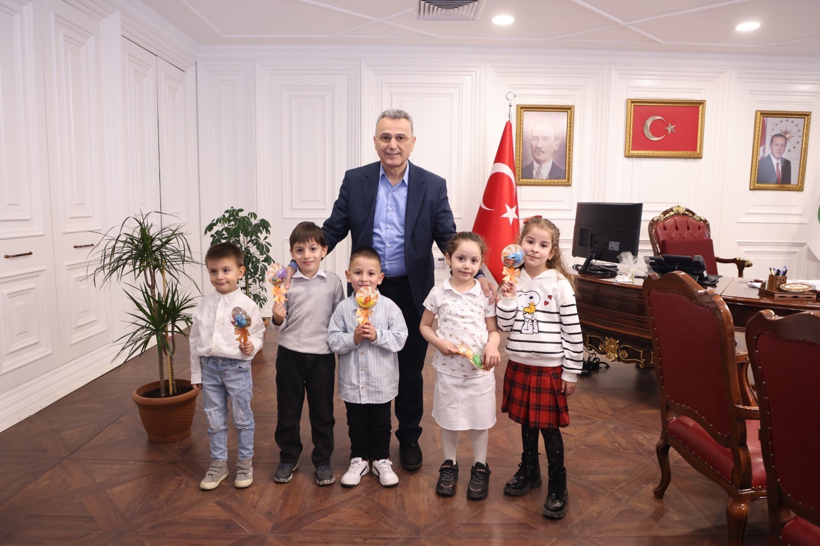 Samsun'da anaokulu öğrencileri protokol üyelerini tek tek ziyaret etti