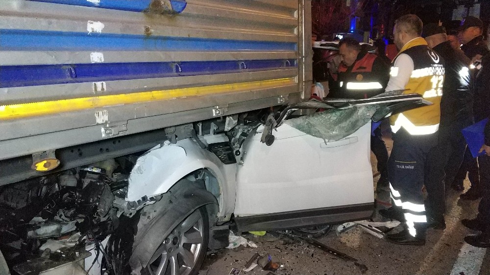 Samsun’da aracıyla tırın altına giren iş adamı ağır yaralandı 