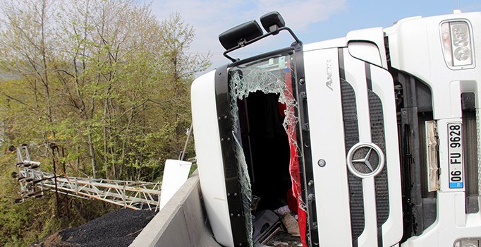 Samsun'da asfalt yüklü TIR devrildi: 2 kişi yaralı